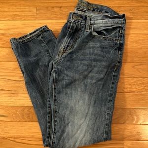 🦅American Eagle men’s jeans size 28 inch waist and 32 length.